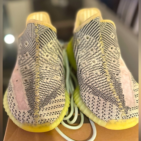 YEEZY BOOST 350 V2 - Picture 9 of 16